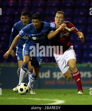 Matt Mainwaring von Stockport County und Danny Wright von Wrexham kämpfen um den Ballbesitz Stockfoto