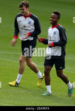 Englands unter 21 Jahren Jack Robinson (links) und Raheem Sterling während einer Trainingseinheit an der Carrow Road, Norwich Stockfoto