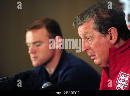 Englands Manager Roy Hodgson spricht mit der Presse, als Kapitän Wayne Rooney anschaut Stockfoto