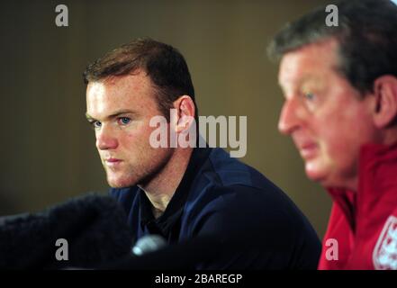 Englands Kapitän Wayne Rooney spricht mit der Presse, wie Manager Roy Hodgson ansieht Stockfoto