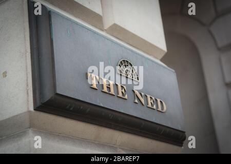 The Ned, externe Beschilderung des 5-Sterne-Hotels und des privaten Mitgliederclubs in der City of London Stockfoto