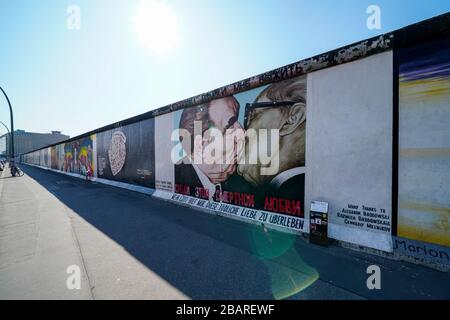 26.03.2020, das Denkmal der East Side Gallery auf dem längsten noch erhaltenen Abschnitt der Berliner Mauer in der Muhlenstraße zwischen Berlin Ostbahnhof und Oberbaumbrücke entlang der Spree in Berlin-Friedrichshain. Sie präsentiert eine ständige Freilichtgalerie mit Werken verschiedener Künstler. Hier hilft mir das Werk "Mein Gott, diese tödliche Liebe zu überleben", das auch Bruderkuss oder Bruderkussgemälde genannt wird, vom russischen Maler Dwithri Wladimirowitsch Wrubel. Es zeigt Leonid Breschnew und Erich Honecker Küssen. --- nur für redaktionelle Zwecke! --- nur für redaktionelle Zwecke! ---- weltweite Nutzung Stockfoto