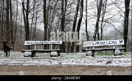 Bielefeld, Deutschland. März 2020. Die Worte "Hoffnung, Mut, Zuversicht, Liebeslicht" und ein Herz wurden im Schnee auf der Rückseite einer Bank gemalt, die auf einem Wanderweg im Teutenburger Wald steht. Nach dem frühlingsartigen Wetter der vergangenen Tage mit zweistelligen Temperaturen schneite es in Teilen von Nordrhein-Westfalen. Credit: Friso Gentsch / dpa / Alamy Live News Stockfoto