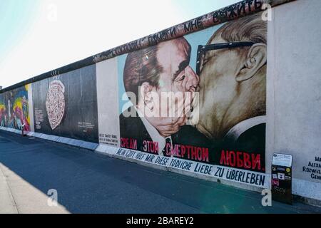 26.03.2020, das Denkmal der East Side Gallery auf dem längsten noch erhaltenen Abschnitt der Berliner Mauer in der Muhlenstraße zwischen Berlin Ostbahnhof und Oberbaumbrücke entlang der Spree in Berlin-Friedrichshain. Sie präsentiert eine ständige Freilichtgalerie mit Werken verschiedener Künstler. Hier hilft mir das Werk "Mein Gott, diese tödliche Liebe zu überleben", das auch Bruderkuss oder Bruderkussgemälde genannt wird, vom russischen Maler Dwithri Wladimirowitsch Wrubel. Es zeigt Leonid Breschnew und Erich Honecker Küssen. --- nur für redaktionelle Zwecke! --- nur für redaktionelle Zwecke! ---- weltweite Nutzung Stockfoto