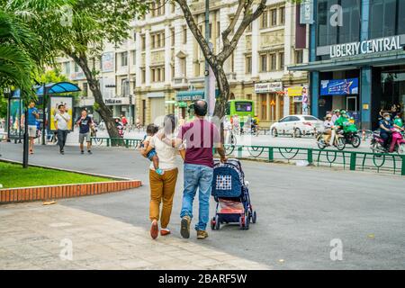 SAIGON/VIETNAM, 19. AUGUST 2018 - farbenfrohes Straßenleben, alte Architektur in Distrikt 1, Zentrum von Ho-Chi-Minh-Stadt Stockfoto