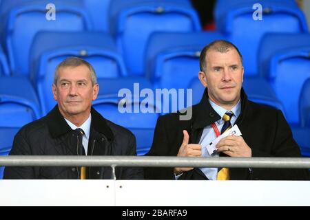 Der schottische FA-Chef Stewart Regan (rechts) und der SFA-Präsident Campbell Ogilvie (links) in den Ständen Stockfoto