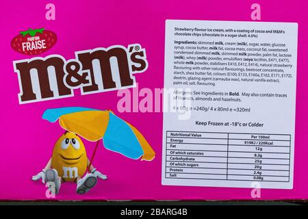 Zutaten und Nährwertangaben auf der Packung mit M&M's Eiscreme mit Erdbeergeschmack Stockfoto