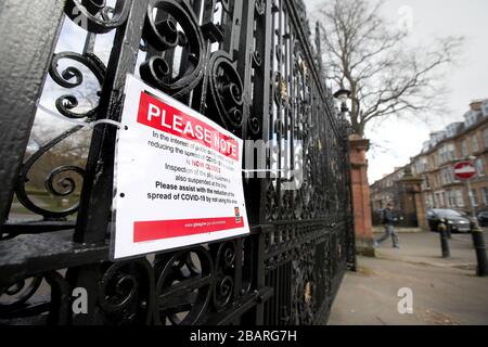 Ein COVID-19-Schild, das besagt, dass der Spielpark am Eingang des Kevingrove Park in Glasgow geschlossen ist, da Großbritannien weiterhin in Sperrungen ist, um die Ausbreitung des Coronavirus einzudämmen. Stockfoto