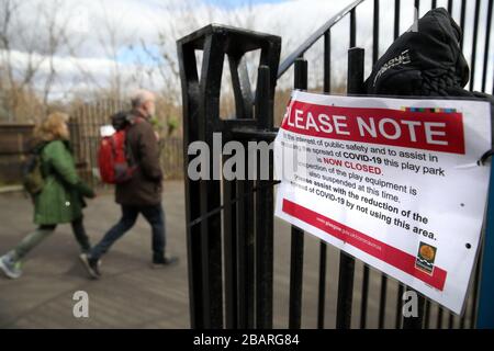 Ein COVID-19-Schild, das besagt, dass der Spielpark am Eingang des Kevingrove Park in Glasgow geschlossen ist, da Großbritannien weiterhin in Sperrungen ist, um die Ausbreitung des Coronavirus einzudämmen. Stockfoto