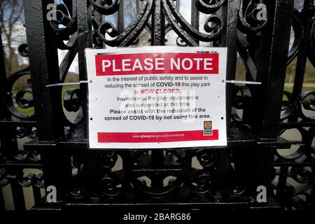 Ein COVID-19-Schild, das besagt, dass der Spielpark am Eingang des Kevingrove Park in Glasgow geschlossen ist, da Großbritannien weiterhin in Sperrungen ist, um die Ausbreitung des Coronavirus einzudämmen. Stockfoto