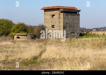 Aussichtsturm- und Pillbox-Militärgebäude in Bawdsey, Suffolk, England, Großbritannien Stockfoto