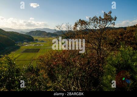 Die Berge und Wälder oberhalb der Stadt Toyooka Japan Toyooka (Toyooka-shi) ist eine Stadt im nördlichen Teil der Präfektur Hyogo, Japan. Die Stadt Stockfoto