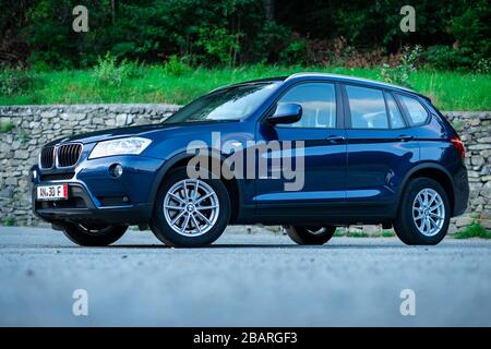 Schöne X3 BMW-Serie, deutsch blau SUV mit 4x4-Rad-Antrieb, Automatikgetriebe und verchromten Ornamenten. Stockfoto