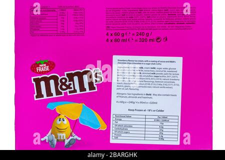 Zutaten und Nährwertangaben auf der Packung mit M&M's Eiscreme mit Erdbeergeschmack Stockfoto
