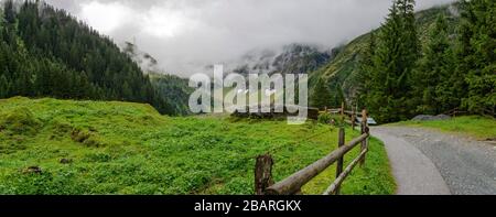 Weg zum Hintersee im Felbertal in die Kernzone des Nationalparks hohe Tauern bei Salzburg an einem trügen Tag, Österreich Stockfoto