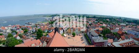 Vögel blicken über die Mitte Barths mit Hauptplatz bis zum Horizont, Deutschland Stockfoto