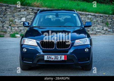 Schöne X3 BMW-Serie, deutsch blau SUV mit 4x4-Rad-Antrieb, Automatikgetriebe und verchromten Ornamenten. Stockfoto