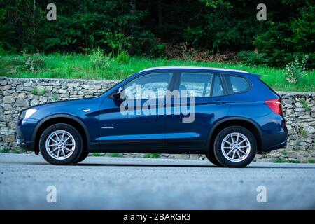 Schöne X3 BMW-Serie, deutsch blau SUV mit 4x4-Rad-Antrieb, Automatikgetriebe und verchromten Ornamenten. Stockfoto