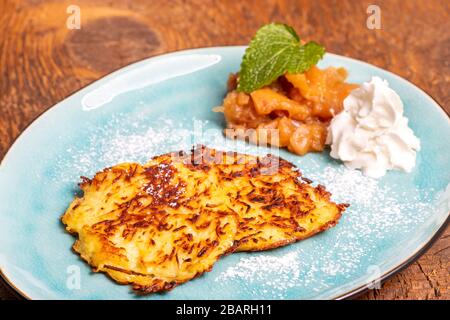 bayrische süße Hash-Browns auf einem Teller Stockfoto