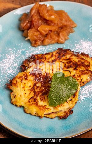 bayrische süße Hash-Browns auf einem Teller Stockfoto