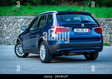 Schöne X3 BMW-Serie, deutsch blau SUV mit 4x4-Rad-Antrieb, Automatikgetriebe und verchromten Ornamenten. Stockfoto