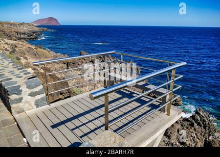 Bereich geschützt durch Metallrahmen vor dem Meer Stockfoto