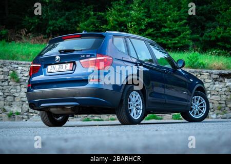 Schöne X3 BMW-Serie, deutsch blau SUV mit 4x4-Rad-Antrieb, Automatikgetriebe und verchromten Ornamenten. Stockfoto