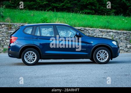 Schöne X3 BMW-Serie, deutsch blau SUV mit 4x4-Rad-Antrieb, Automatikgetriebe und verchromten Ornamenten. Stockfoto