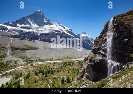 Die Nordseite des Matterhorns (Cervino) Berg. Wasserfall im Tal der Zmuttgletscher. Zermatt. Schweizer Alpen. Die Schweiz. Stockfoto