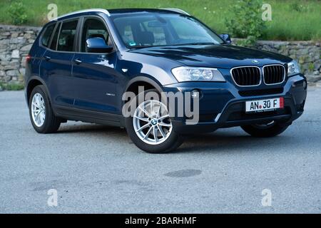 Schöne X3 BMW-Serie, deutsch blau SUV mit 4x4-Rad-Antrieb, Automatikgetriebe und verchromten Ornamenten. Stockfoto