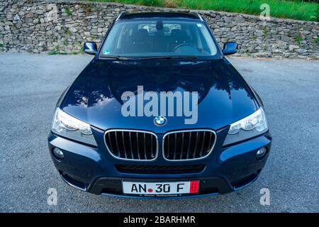 Parkassistenz - Parksensoren am Autostoßfänger montiert. Hinten, vorne und seitlich. Stockfoto