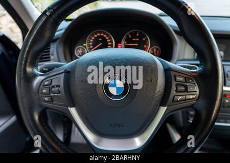 BMW Lenkrad Nahaufnahme - Detailfoto von Kombiinstrument, Schalter, Befehle, Armaturenbrett im inneren deutschen ikonischen Auto Stockfoto