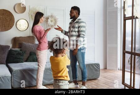 Tochter bedeckt ihre Ohren, wenn Eltern streiten Stockfoto