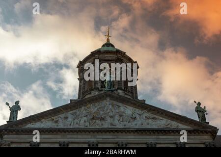 Low-Angle-Aufnahme des Königspalastes am Dam-Platz in Amsterdam, Niederlande Stockfoto