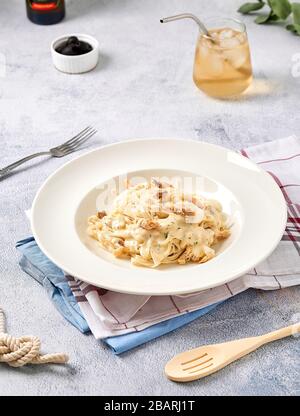 Spaghetti Frischkäse weiße Soße mit Lachs italienische Küche Stockfoto