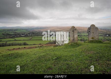 Grabsteine in der Kirche St Michael de Rupe, Brent Tor, Wolken auf Hügeln, Dartmoor-Nationalpark, Devon, Großbritannien Stockfoto