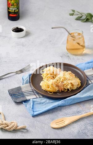 Spaghetti Frischkäse weiße Soße mit Lachs italienische Küche in grauer Platte Stockfoto