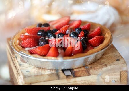 Vegetarisches Tart mit Erdbeeren und Blaubeeren auf Holzgrund und leerem Textraum Stockfoto