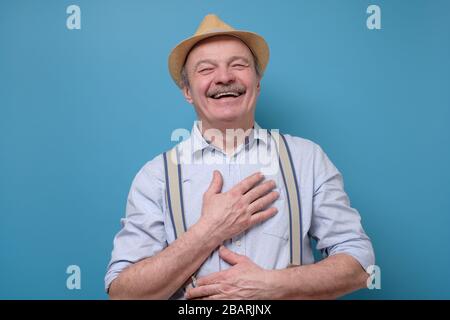 Lachend positiv spanisch Senior schöner Mann mit großer Stimmung Gefühl Positiv Stockfoto