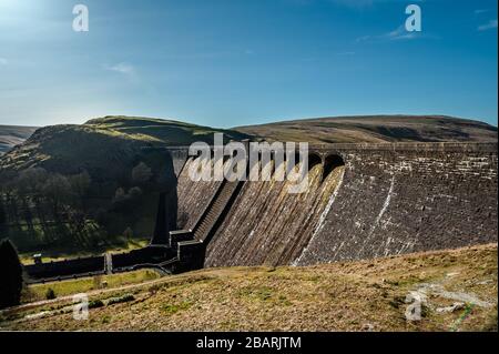 Claerwen Dam an einem sonnigen Tag im märz 2020, Elan Valley Stockfoto