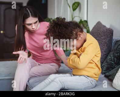 Mutter erschreck ihre Tochter und ihr Mädchen wurde beleidigt Stockfoto