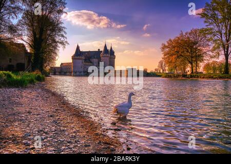 Sully-sur-Loire, Frankreich - 13. April 2019: berühmte mittelalterliche Schloss Sully-sur-Loire bei Sonnenuntergang, Loire Tal, Frankreich. Das Chateau Sully sur Loire Termine fr Stockfoto