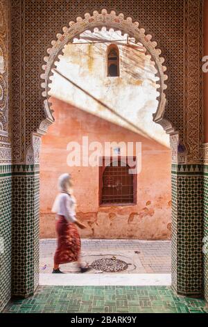 Meknès, Marokko: Eine junge verschleierte Frau in der Medina. Stockfoto