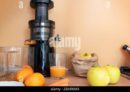 Saftextraktor für ein gutes Frühstück mit Äpfeln, Karotten und Orangenzentrifuge, sehr gesund und lecker Stockfoto