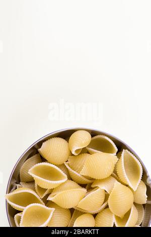 Von oben nach unten Portraitansicht von Conchiglie Pasta in einer Schüssel Isoliert auf einfachem Hintergrund Stockfoto