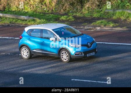 2016 Blue Cream Renault Captur Dynamique NAV DCI; Fahrzeugverkehr, bewegliche Fahrzeuge, Fahrzeugfahren, Straßen, Motoren, Autofahren auf der Autobahn M6, Großbritannien Stockfoto