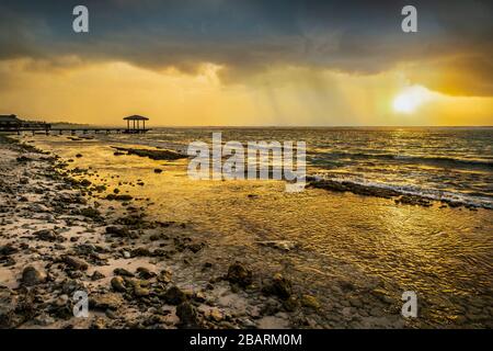 Regensturm über Ozean, Karibik, Grand Cayman Island Stockfoto