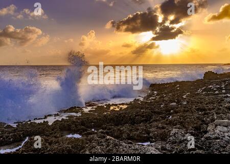 Große Wellen, die gegen Felsen spritzen, Grand Cayman Blowholes Stockfoto