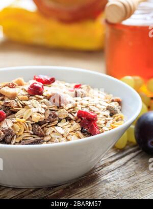 Gesundes Frühstück, EINE Schüssel mit Hafermahlzeiten, getrockneten Früchten und Nüssen auf dem Tisch, Nahansicht Stockfoto