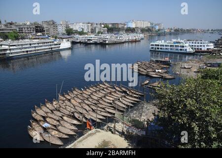 Dhaka, Bangladesch. März 2020. Passagierboote, die am Ufer des Flusses Buriganga während einer staatlich verhängten Sperrung als präventive Maßnahme gegen das Coronavirus COVID-19 in Dhaka am 29. März 2020 geparkt wurden. ( Credit: SIPA USA/Alamy Live News Stockfoto